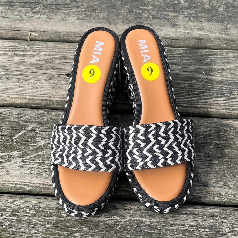 NWT MIA Zigzag Black and White Slide Sandals  size 9